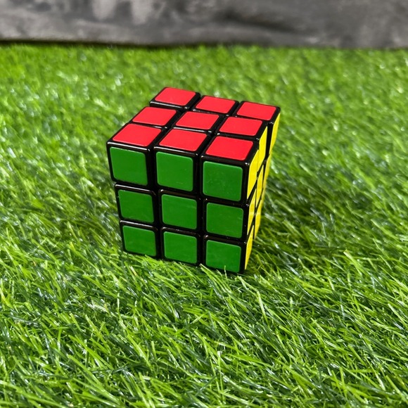 Rubik's Cube Puzzle Toy Brain Teaser Classic Retro Collectible Cube - Picture 1 of 3